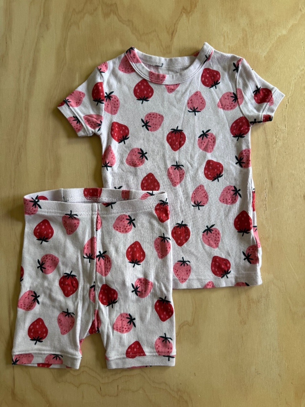 Gap strawberry print shortie pajamas • size 4 little kid • organic cotton